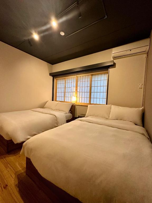 Postel nebo postele na pokoji v ubytování The Hills Suite Daikanyama & Omotesando-Shibuya-Harajuku-Meiji Shrine & 10-minute walk from Daikanyama