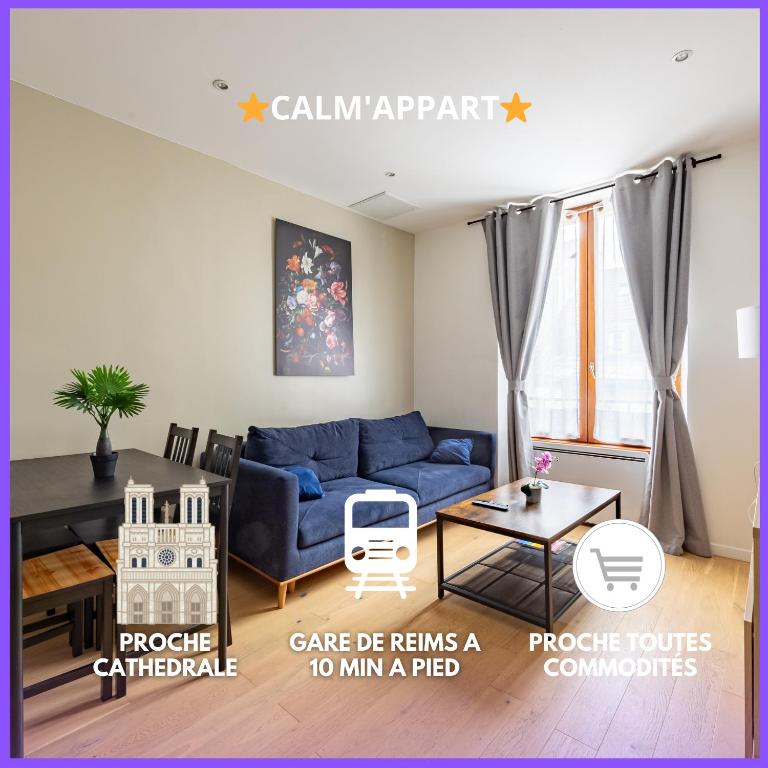 un salon avec un canapé bleu et une table dans l'établissement Calme Appart - Centre ville - Cozy Houses, à Reims