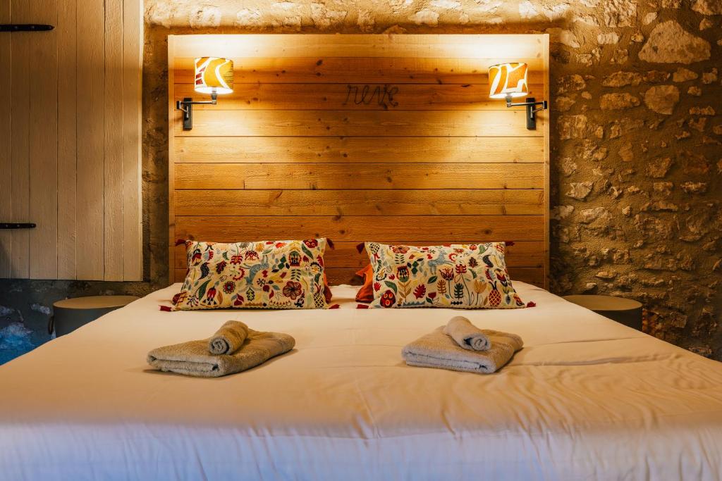 une chambre avec un lit avec des serviettes dessus dans l'établissement Le Mas du Bout, à Eygalières