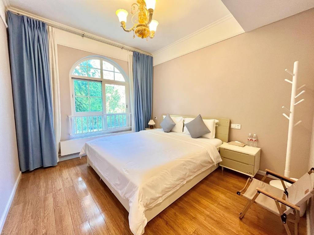 a bedroom with a large bed and a window at 福来小院民宿 in Jiezi Ancient Town