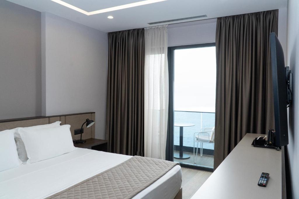 TV a/nebo společenská místnost v ubytování Joelle Premium Hotel