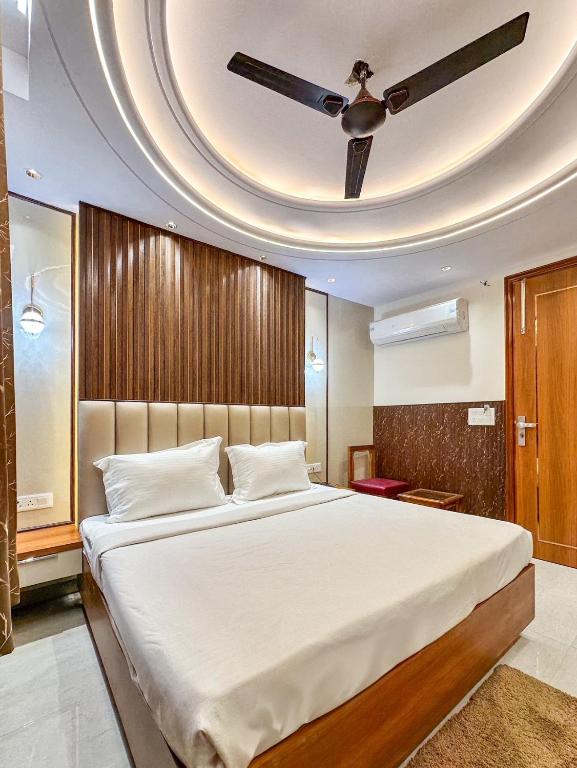 Postel nebo postele na pokoji v ubytování Delhi Delight Premium