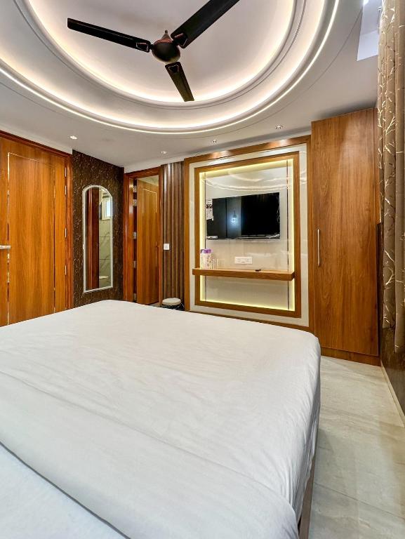 Postel nebo postele na pokoji v ubytování Delhi Delight Premium