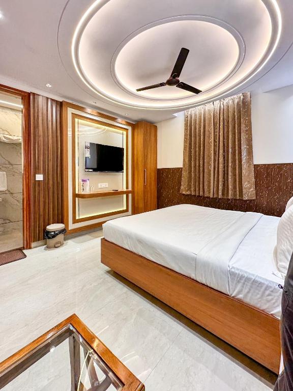 Postel nebo postele na pokoji v ubytování Delhi Delight Premium