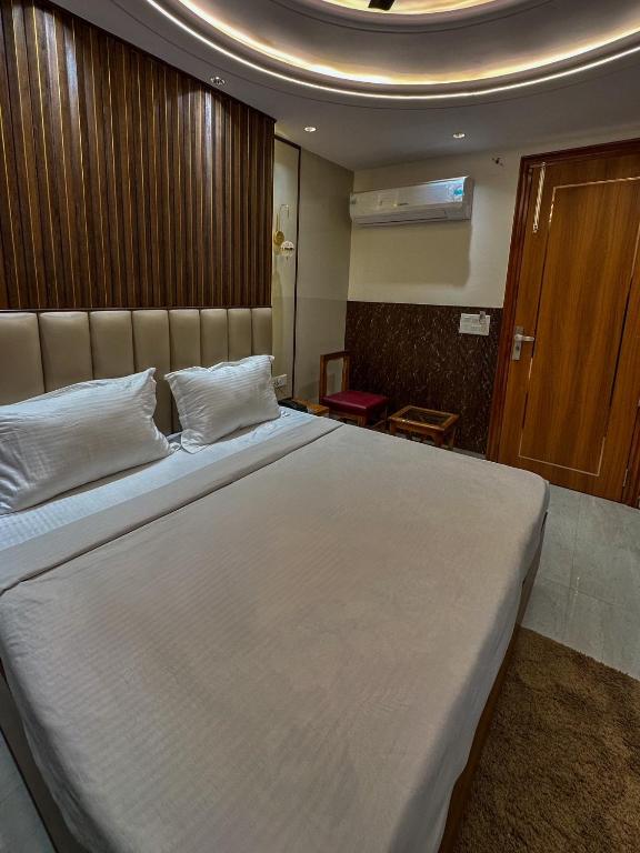 Postel nebo postele na pokoji v ubytování Delhi Delight Premium