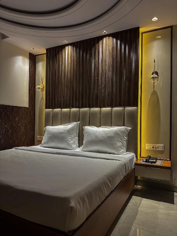 Postel nebo postele na pokoji v ubytování Delhi Delight Premium