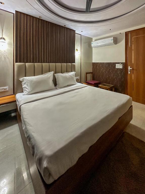 Postel nebo postele na pokoji v ubytování Delhi Delight Premium