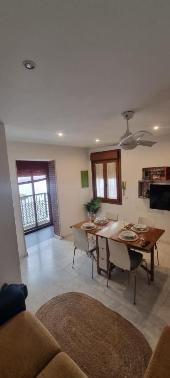 a living room with a table and chairs in it at Casa Rave 17 in Córdoba
