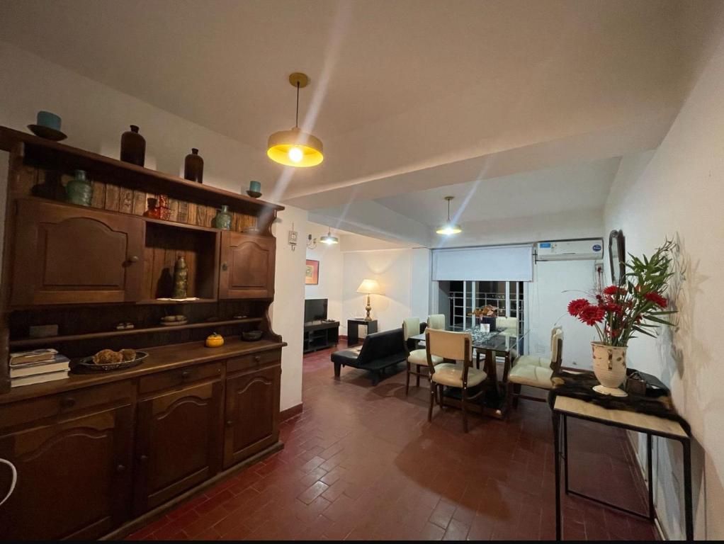 ein Wohnzimmer mit Küche und Esszimmer in der Unterkunft EL AMANECER - APART HUASI III in San Fernando del Valle de Catamarca