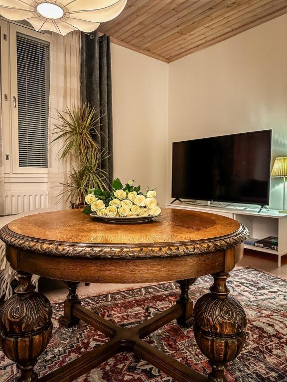 a coffee table in a living room with a tv at Klintvägen 1 in Mariehamn