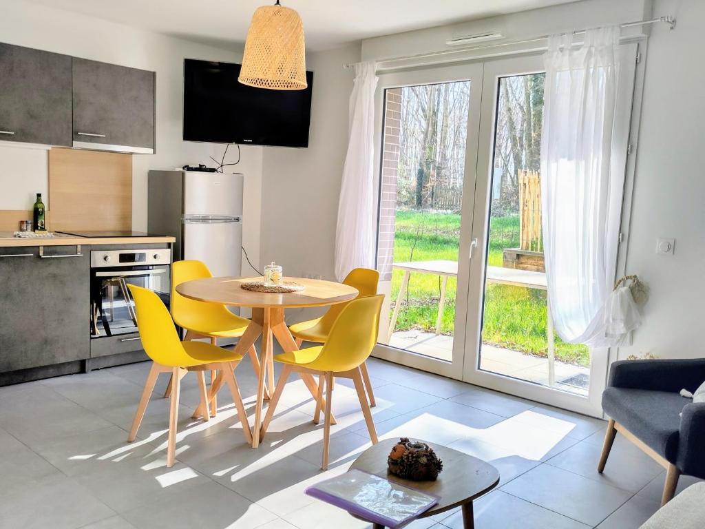 une cuisine et une salle à manger avec une table et des chaises dans l'établissement Le Chevalier Gambette - Parking gratuit, à Saint-Valery-sur-Somme