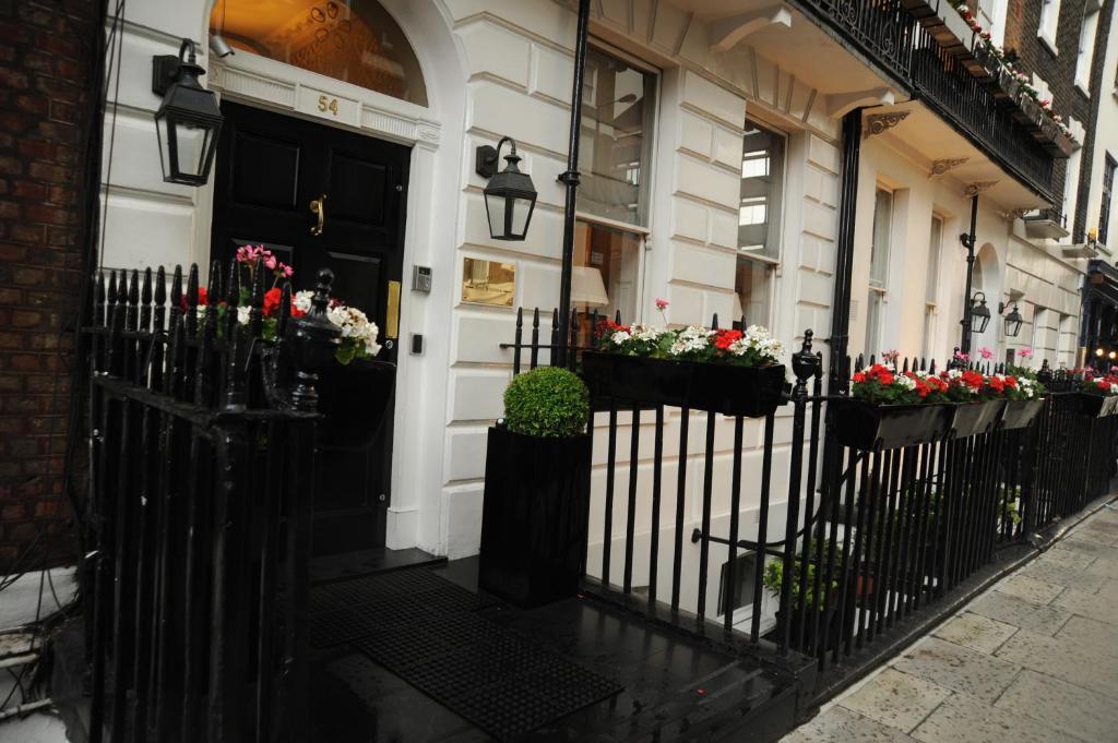 una porta nera con fiori su un edificio di The Sumner Hotel a Londra