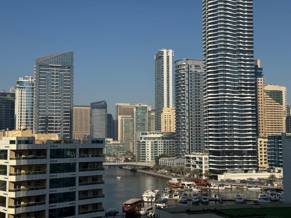 Vista generica su Dubai o vista sulla città dall'interno dell'affittacamere