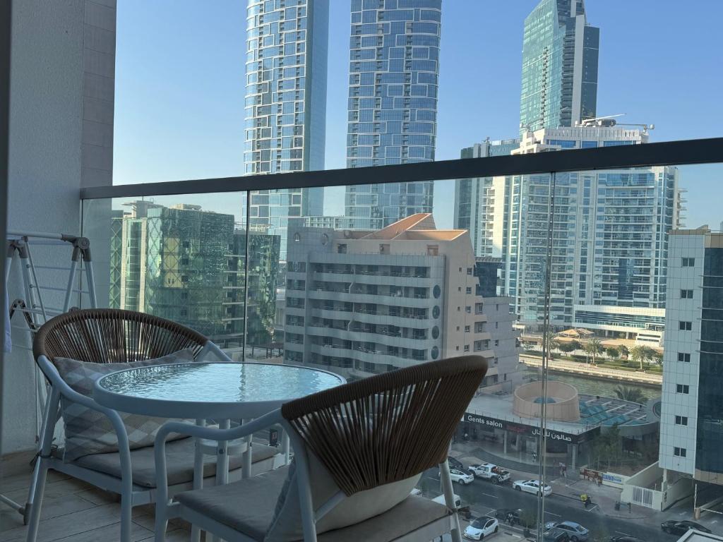 Ein Balkon oder eine Terrasse in der Unterkunft STUDIO ONE Stunning Marina View - TIE Hotels &amp; Resorts