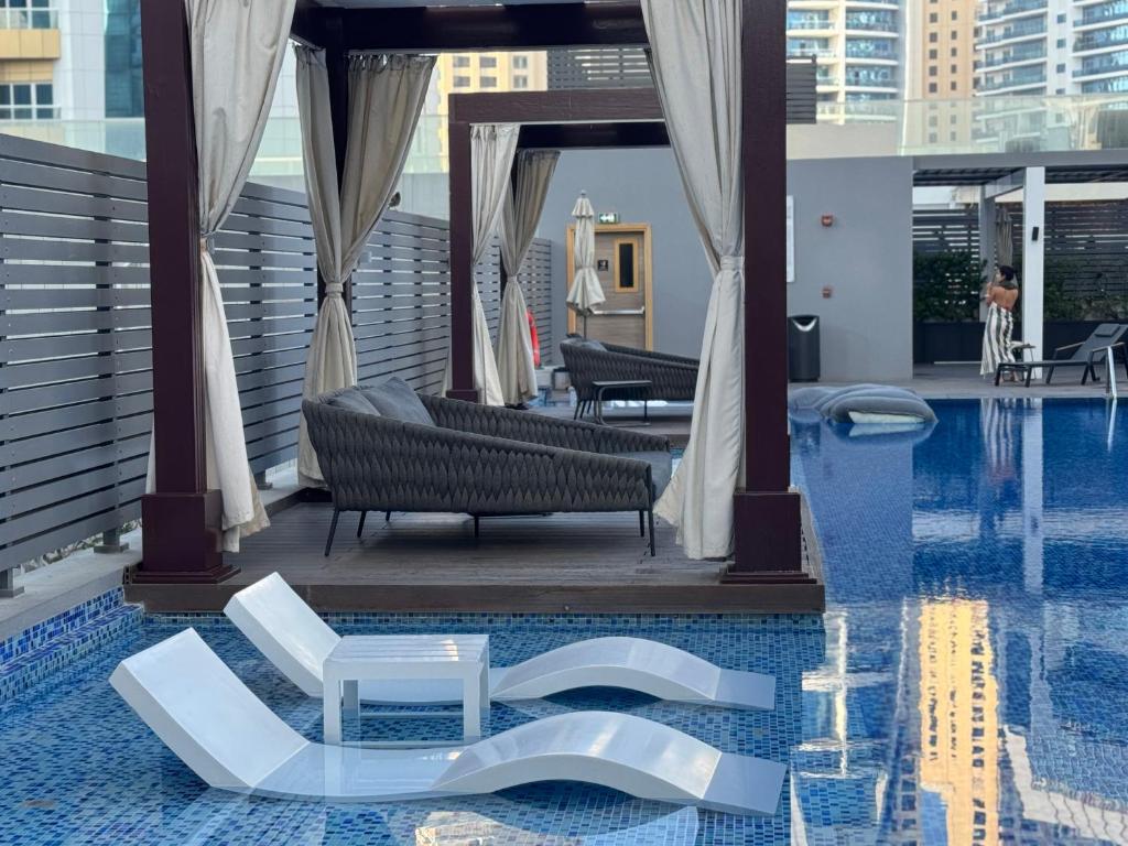 Piscina di Studio One Dubai Marina - TIE Vacation Homes o nelle vicinanze