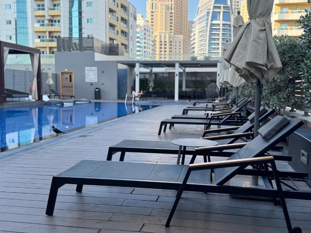 Der Swimmingpool an oder in der Nähe von STUDIO ONE Stunning Marina View - TIE Hotels &amp; Resorts