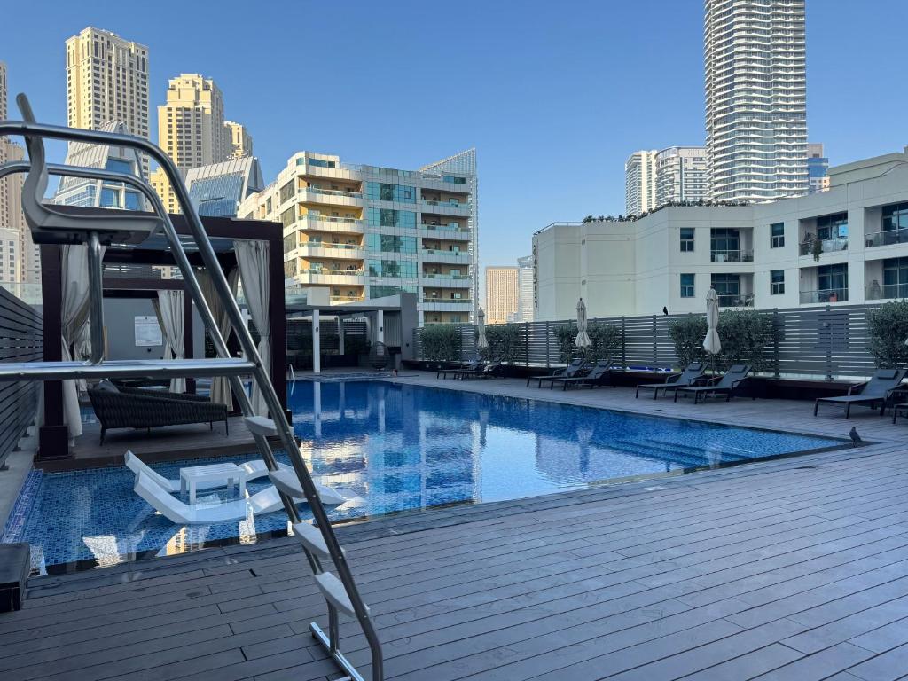 Der Swimmingpool an oder in der Nähe von STUDIO ONE Stunning Marina View - TIE Hotels &amp; Resorts