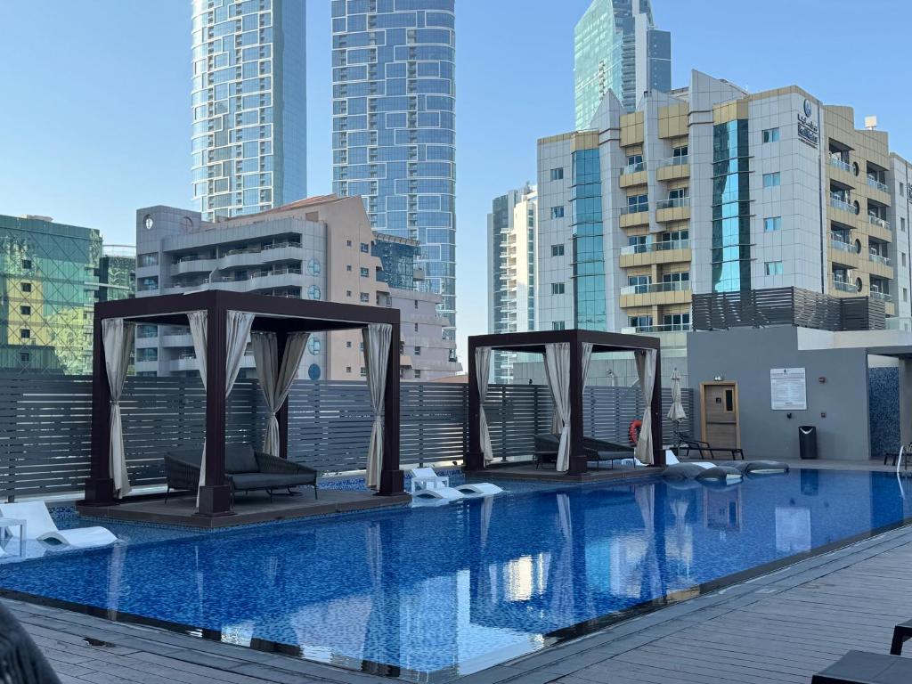 una piscina sul tetto di un edificio di Studio One Dubai Marina - TIE Vacation Homes a Dubai