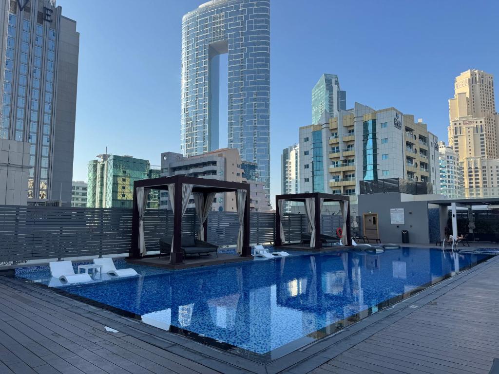 ein Schwimmbad auf dem Dach eines Gebäudes in der Unterkunft STUDIO ONE Stunning Marina View - TIE Hotels &amp; Resorts in Dubai