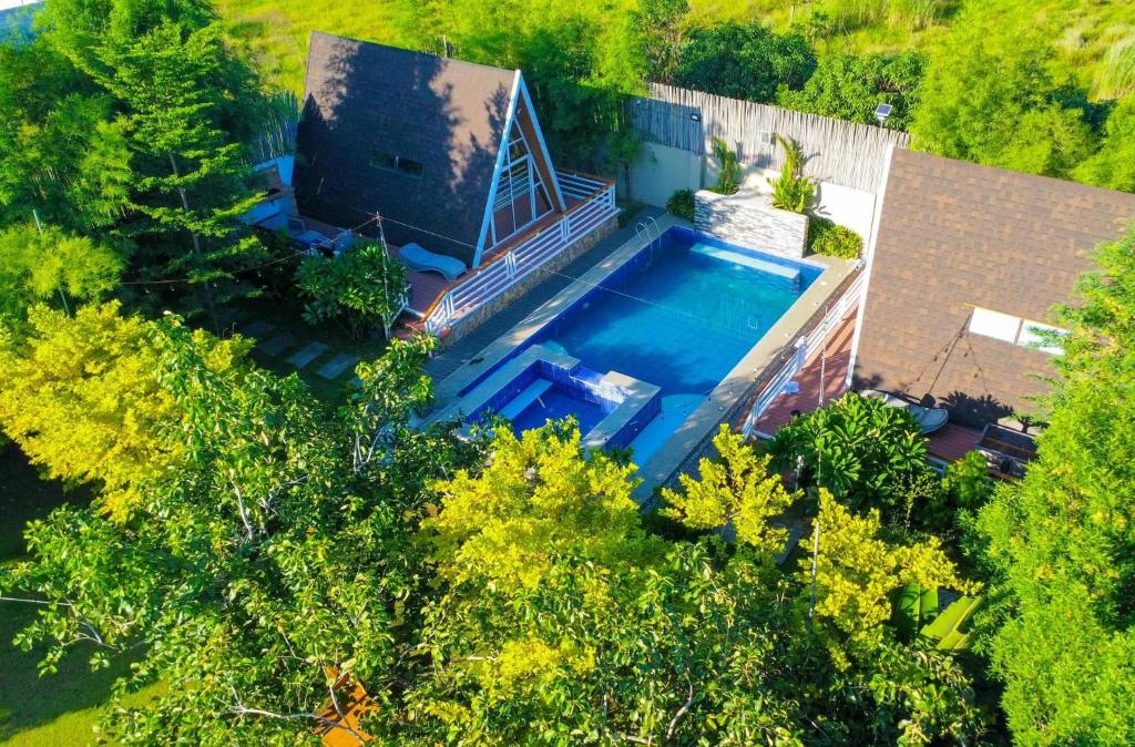 una vista dall'alto di una casa con piscina di Di Bella Cabin Private Resort a Pampang