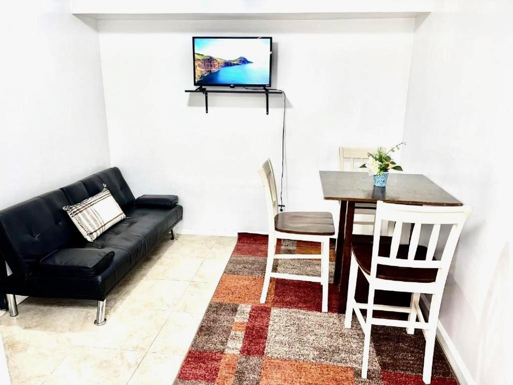 Imagen de la galería de PRIVATE 2 BR Apt with PRIVATE Backyard in LIC !!!, en Roosevelt Island