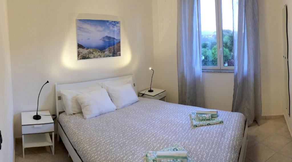 Schlafzimmer mit einem Bett und einem Fenster in der Unterkunft Casa Vacanze Kezia in Torrenova