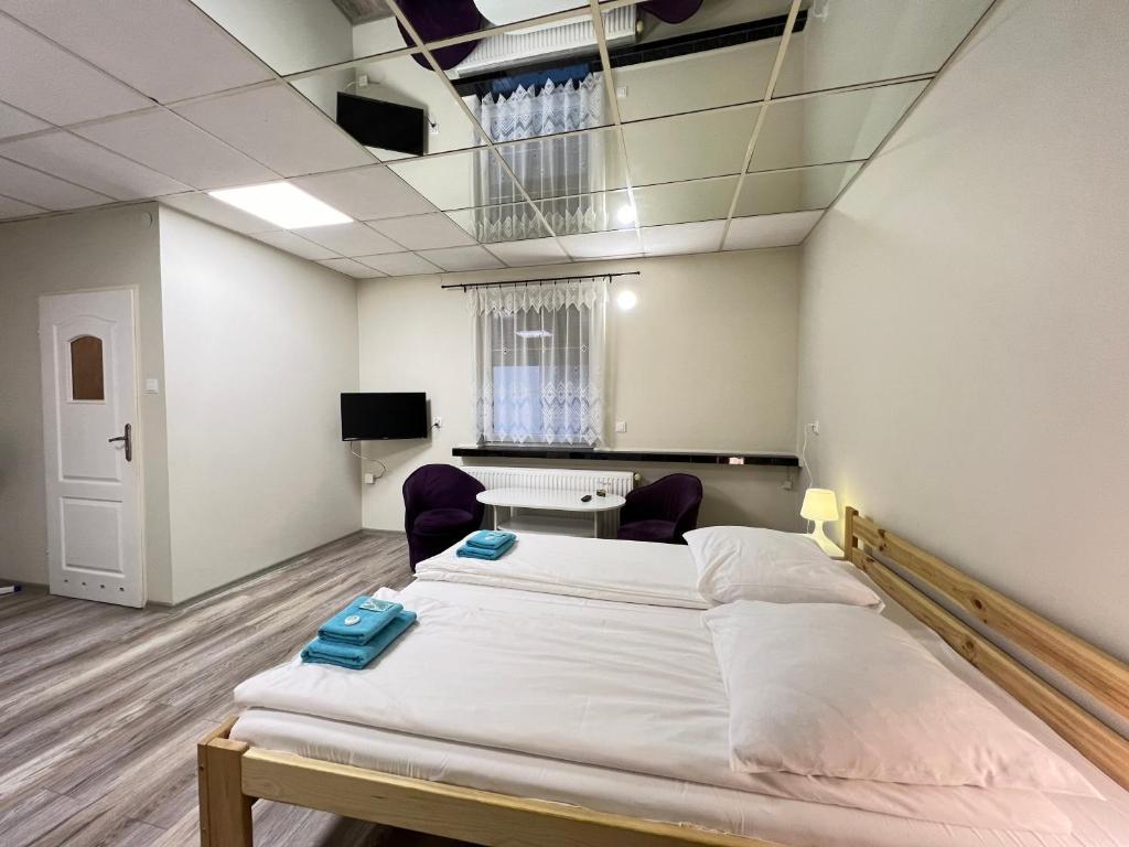 Voodi või voodid majutusasutuse ETNA - Hostel -Noclegi Rzeszów 24 Pokoje toas