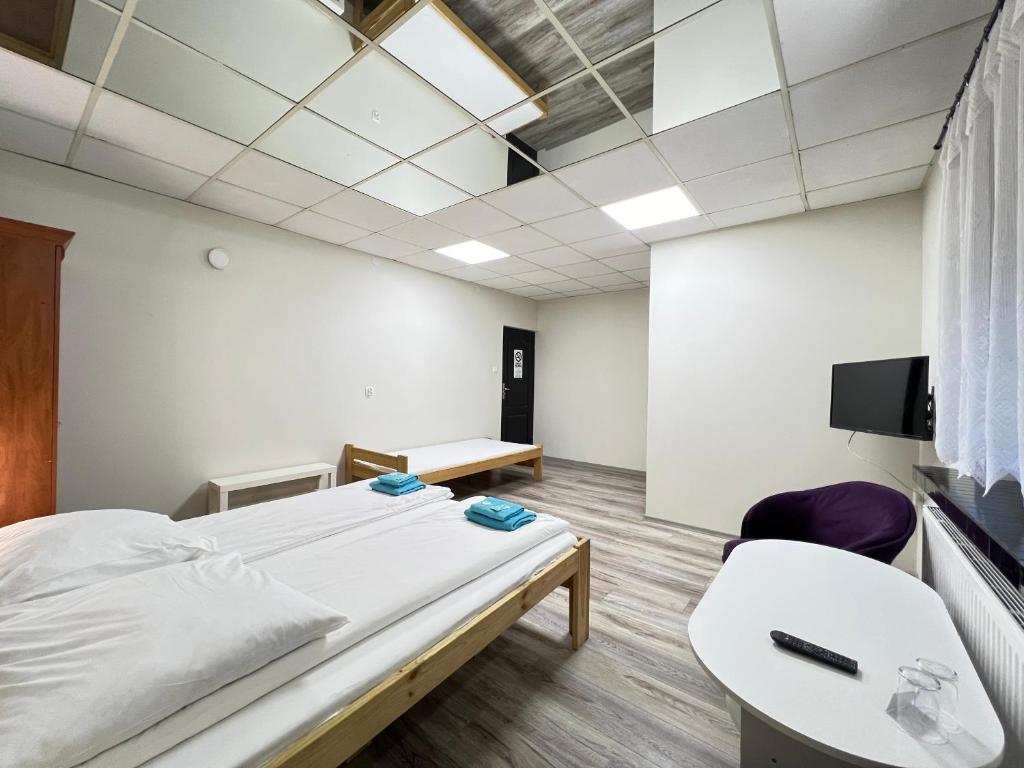 Voodi või voodid majutusasutuse ETNA - Hostel -Noclegi Rzeszów 24 Pokoje toas
