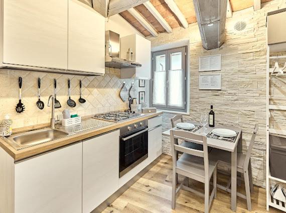 A kitchen or kitchenette at La Casina di Rosa