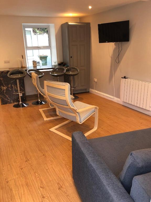 un soggiorno con un divano e un tavolo di Contemporary Town Centre on the Wild Atlantic Way a Bantry