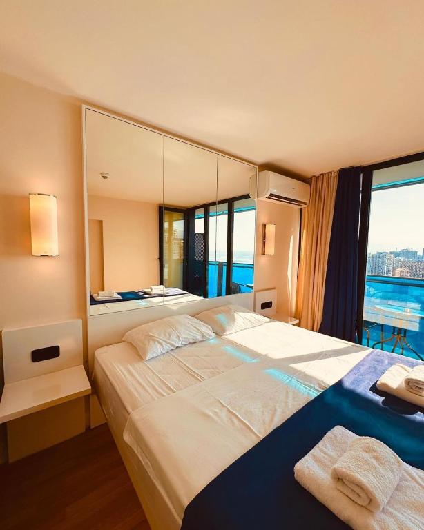 Postel nebo postele na pokoji v ubytování LuQsErY orbi panorama Aparthotel