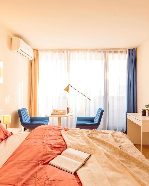 Postel nebo postele na pokoji v ubytování LuQsErY orbi panorama Aparthotel