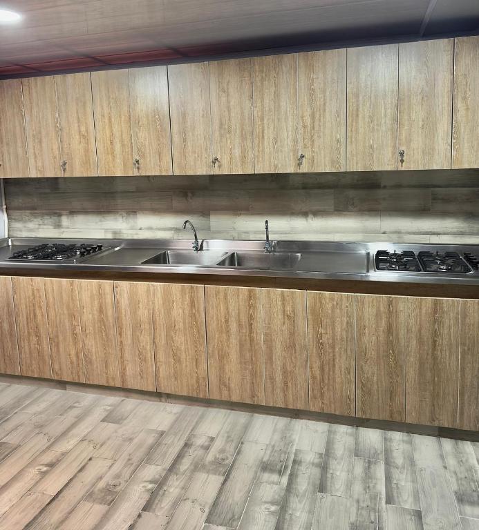 Kuchyň nebo kuchyňský kout v ubytování Hostelfc Santa Barbara