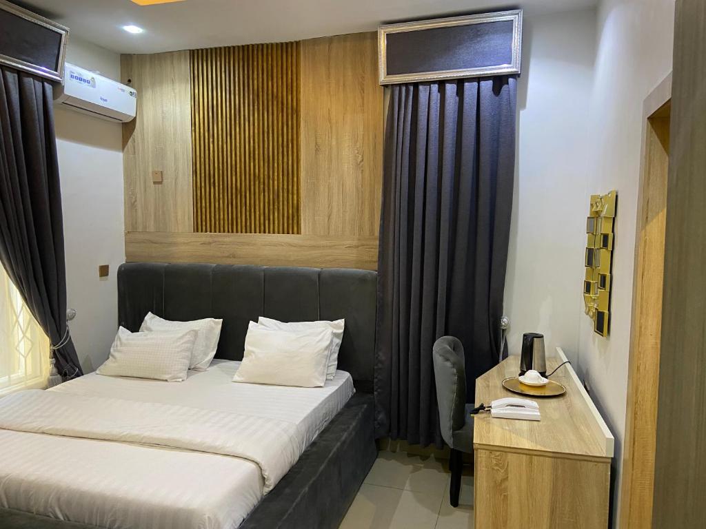 Postel nebo postele na pokoji v ubytování Domar Suites
