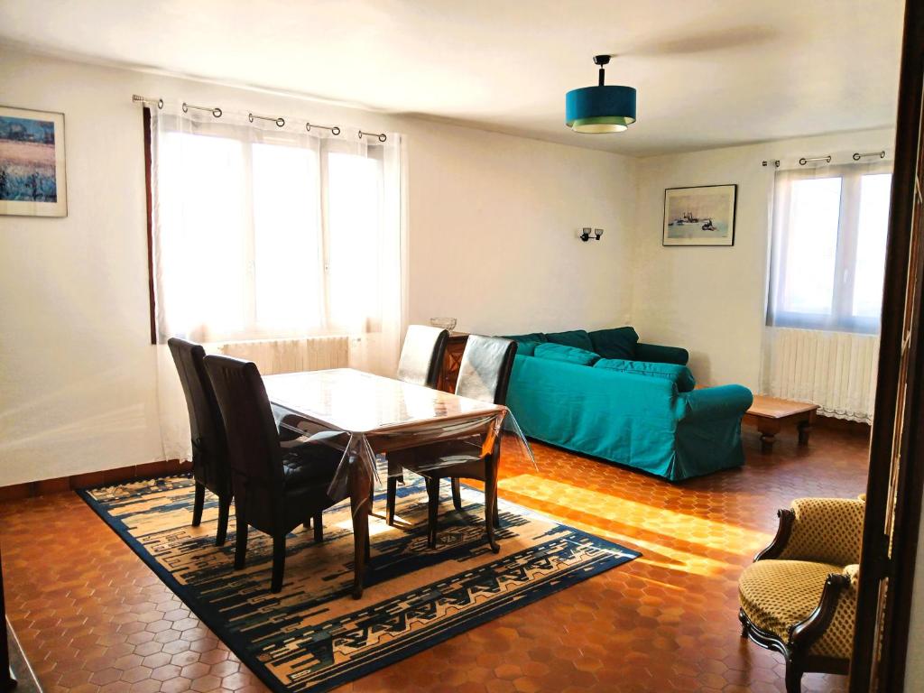 un salon avec une table et un canapé dans l'établissement Spacieux appartement proche centre et piscine, à Condom