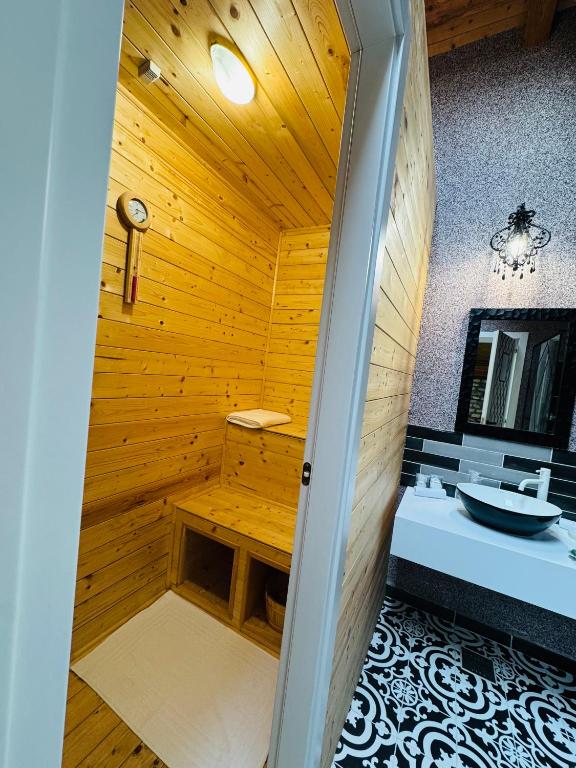 JMR Splendor - Private Sauna & Bathtub Suites - Resim 25