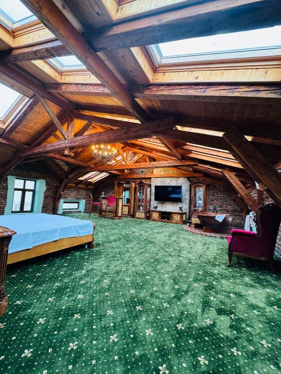 Biliár nebo kulečník v ubytování JMR Splendor - Private Sauna & Bathtub Suites