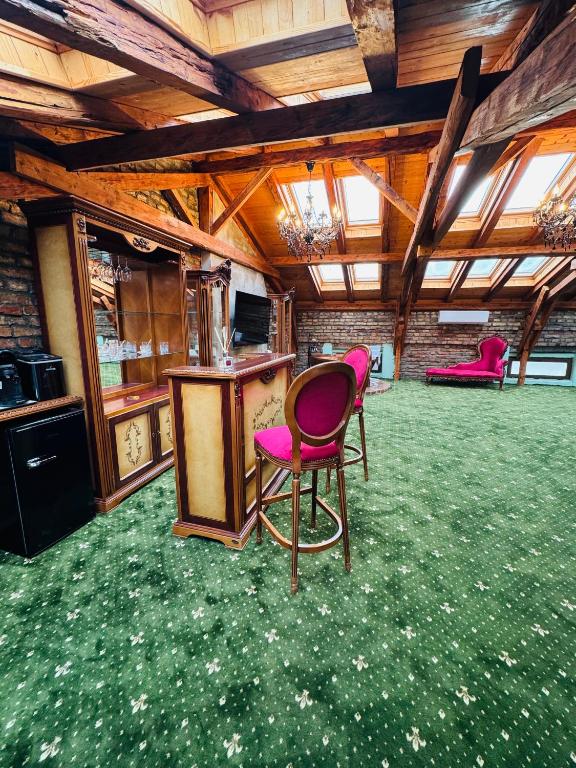 Posezení v ubytování JMR Splendor - Private Sauna & Bathtub Suites