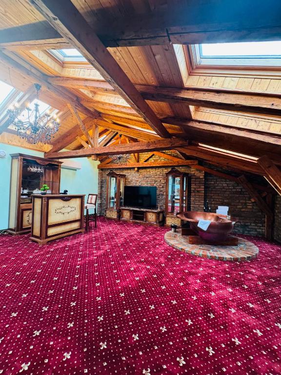 TV a/nebo společenská místnost v ubytování JMR Splendor - Private Sauna & Bathtub Suites