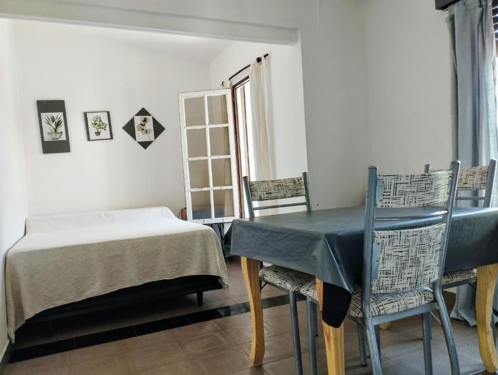 ein Zimmer mit einem Bett und einem Tisch und Stühlen in der Unterkunft El Departamento de Oscar in Villa María
