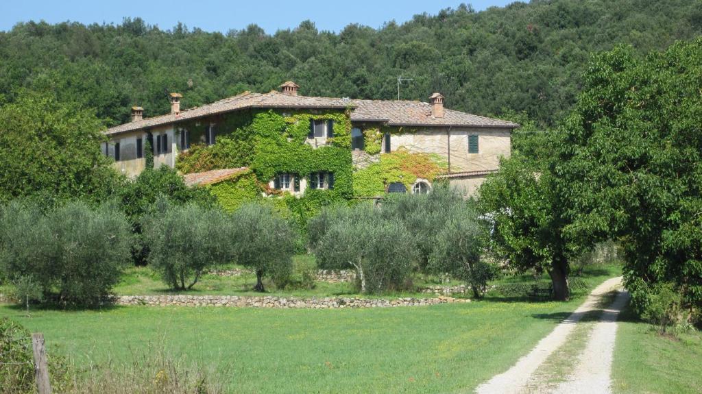 Ein Haus mit Efeu auf einem Feld in der Unterkunft La Locaia in Siena