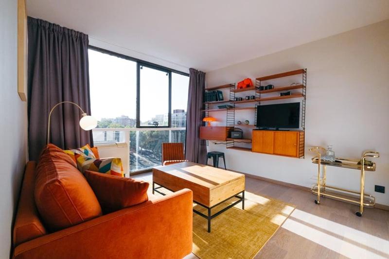 un salon avec un canapé et une table dans l'établissement OIQIA • New Yorker, à Toulouse