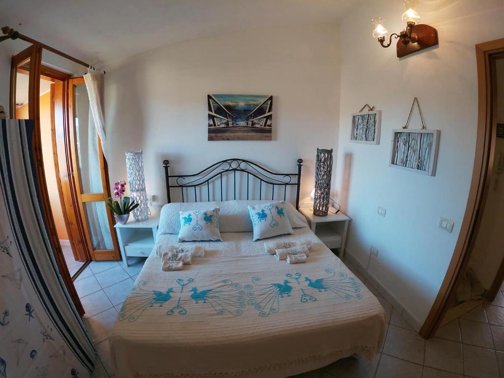 Postel nebo postele na pokoji v ubytování Andrea Frau - Casa Mandorleto new - Sardinia Villasimius-Peaceful Panoramic Terrace-full comfort air conditioning-WiFi-Parking-Privacy