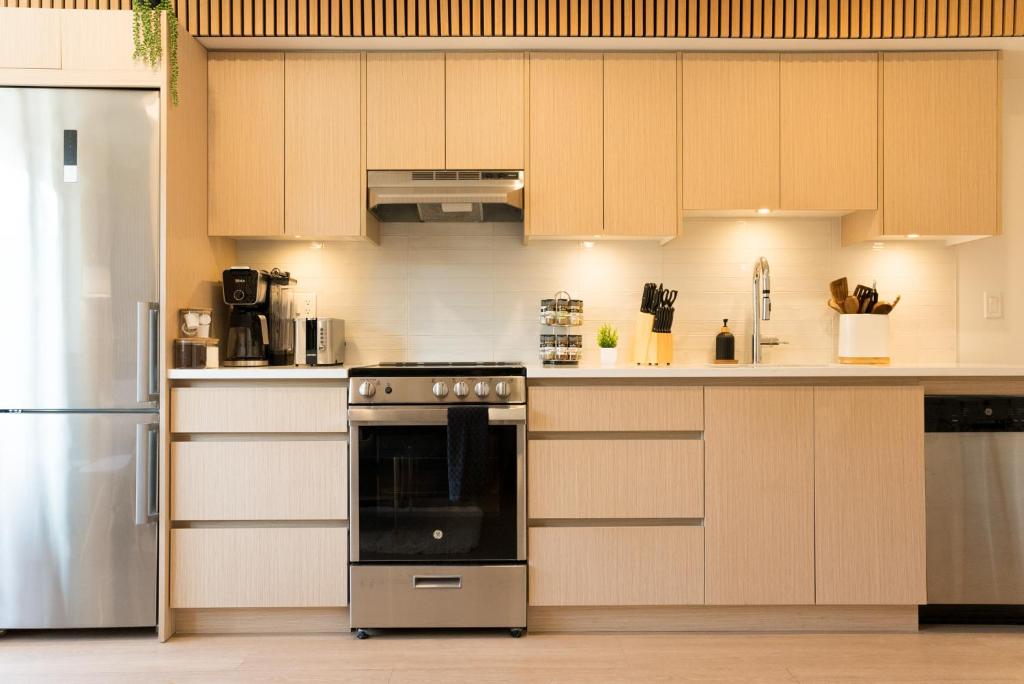 Luxury Scandinavian Suite Cozy and Bright, North Vancouver (updated ...