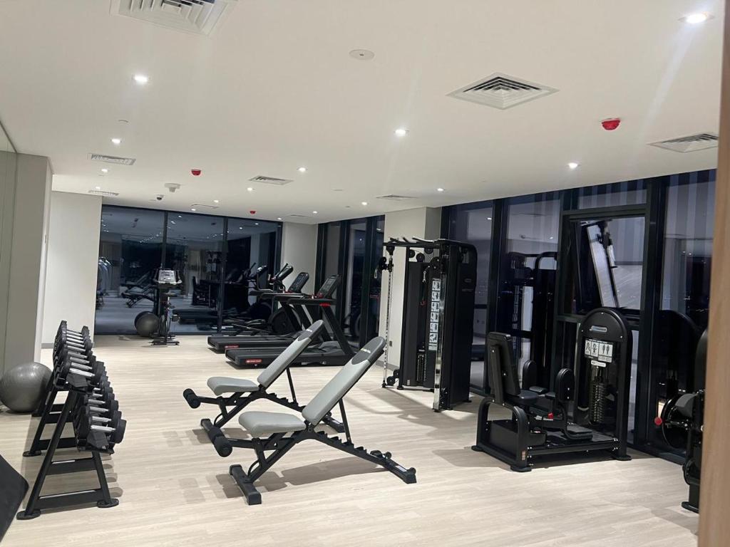 Фитнес-центр и/или тренажеры в Luxury Relaxing Stay Near Dubai Downtown