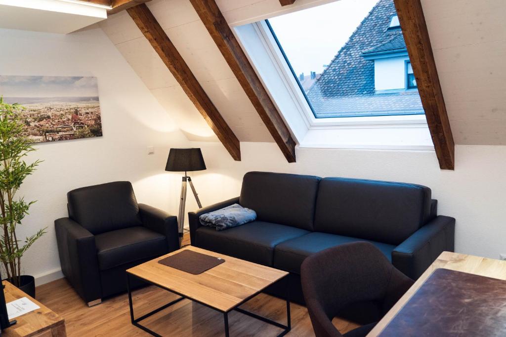 un soggiorno con un divano e un tavolo di AMBERG APART - Apartment-Wohnung 3 - Wohnraum auf Zeit ad Amberg