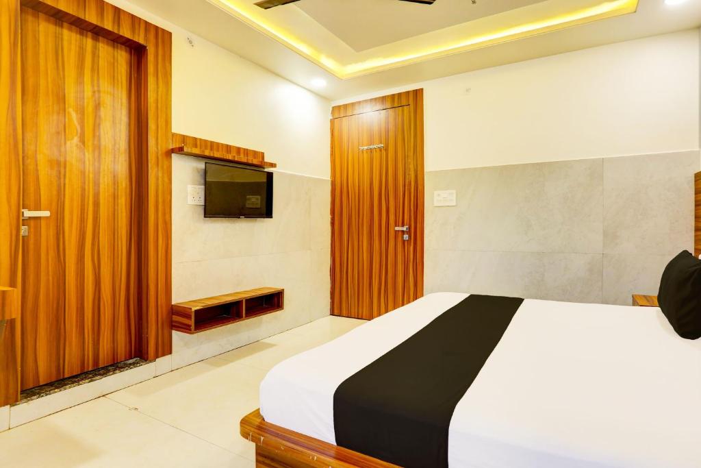 TV a/nebo společenská místnost v ubytování Hotel O Dev paradise