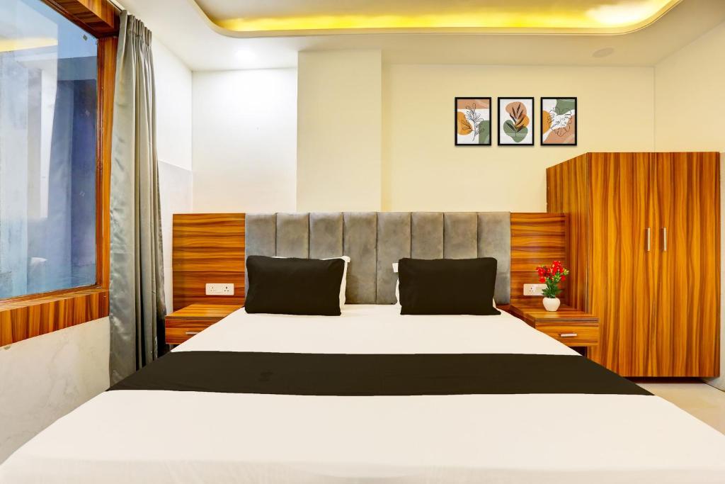 Postel nebo postele na pokoji v ubytování Hotel O Dev paradise