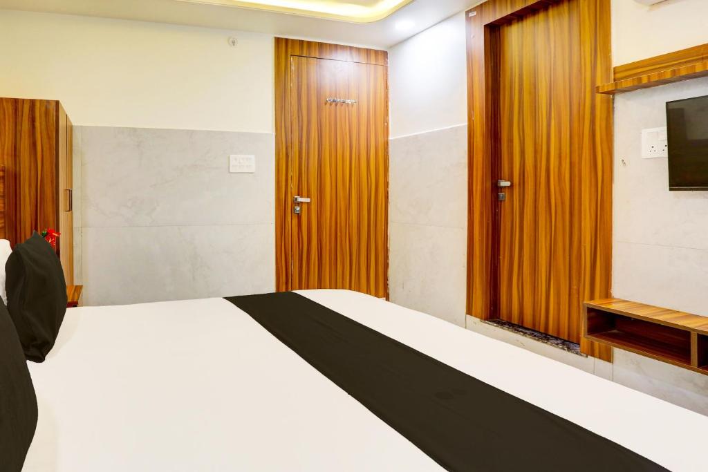 TV a/nebo společenská místnost v ubytování Hotel O Dev paradise
