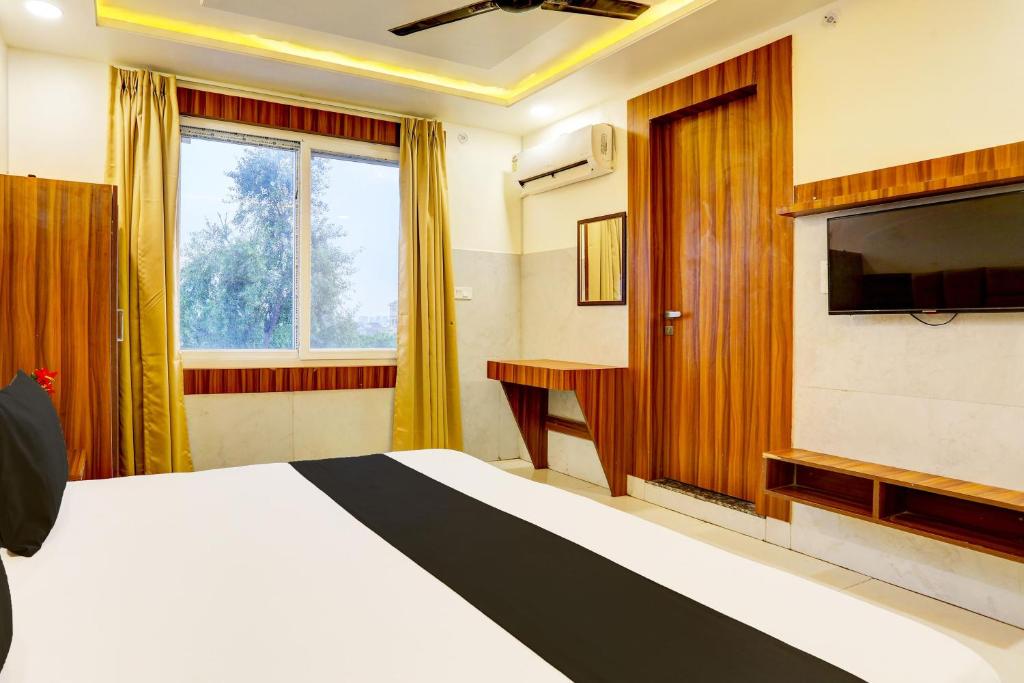 Postel nebo postele na pokoji v ubytování Hotel O Dev paradise